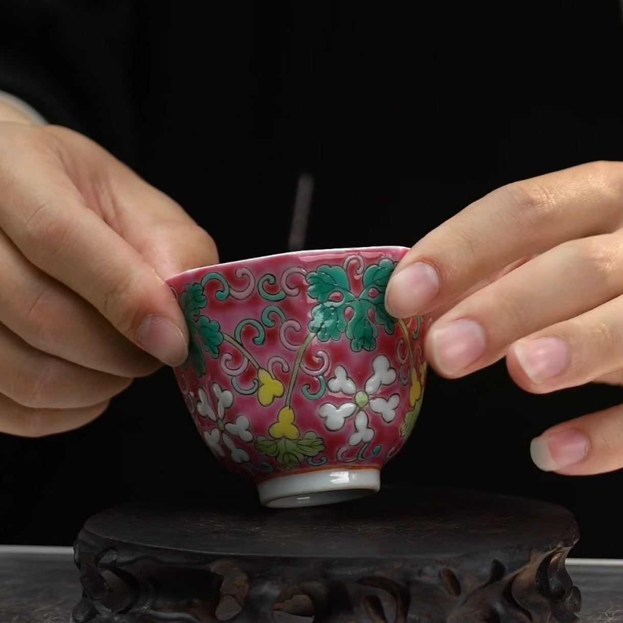 胭脂红地粉彩瓜瓞绵绵纹八方杯