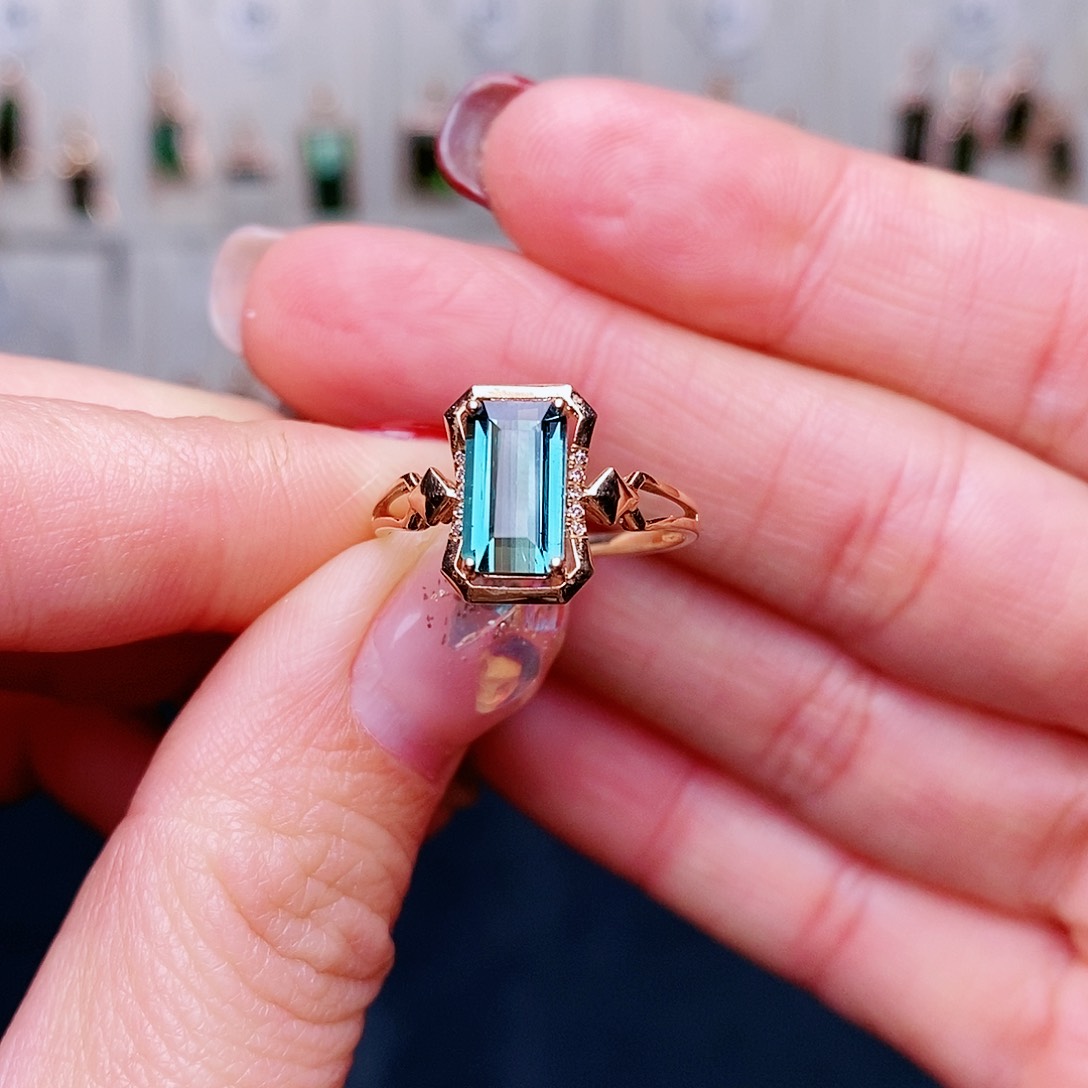 蓝色碧玺戒指18K金镶嵌