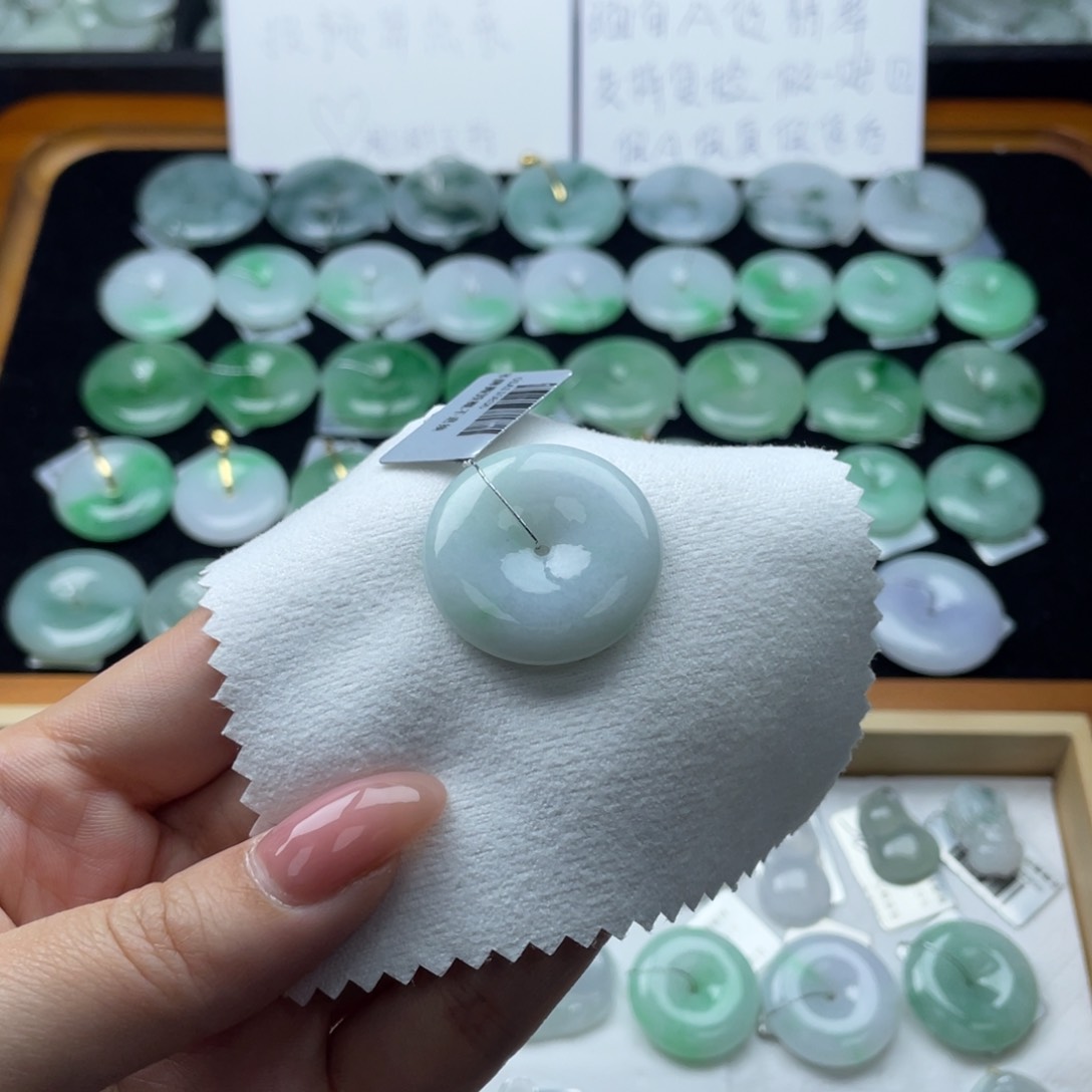 翡翠颈饰未镶嵌平安扣