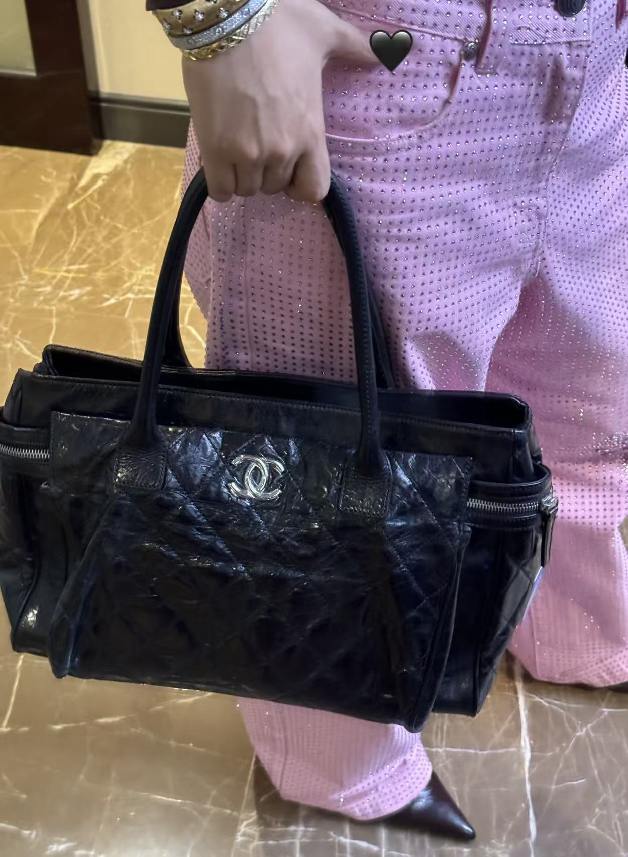95新 Chanel/香奈儿 展会外场！黑银油蜡托特包