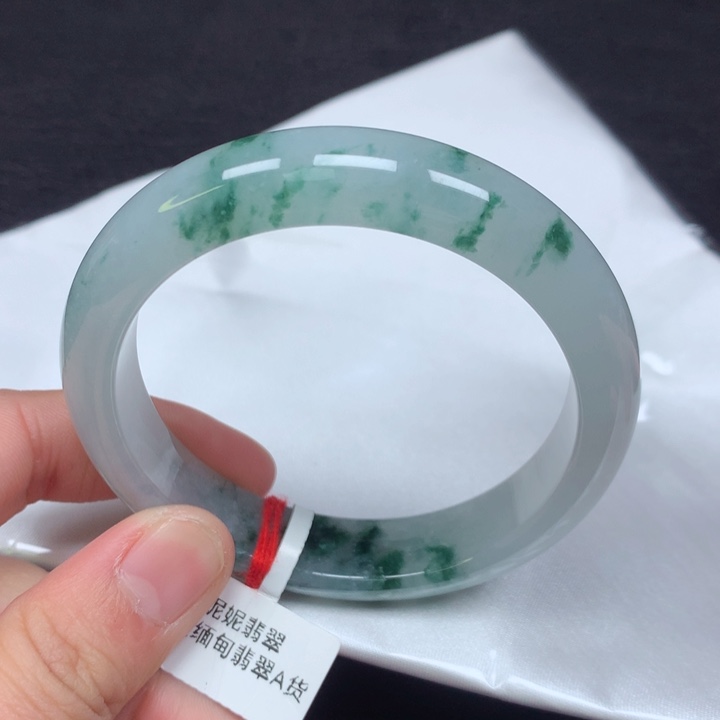 翡翠手镯未镶嵌。