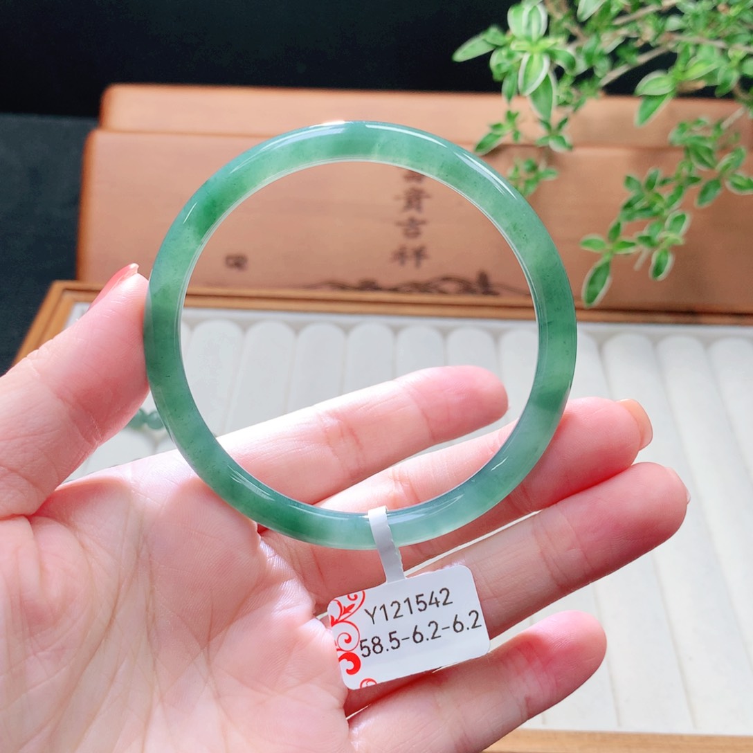 未镶嵌手镯（圆镯）翡翠