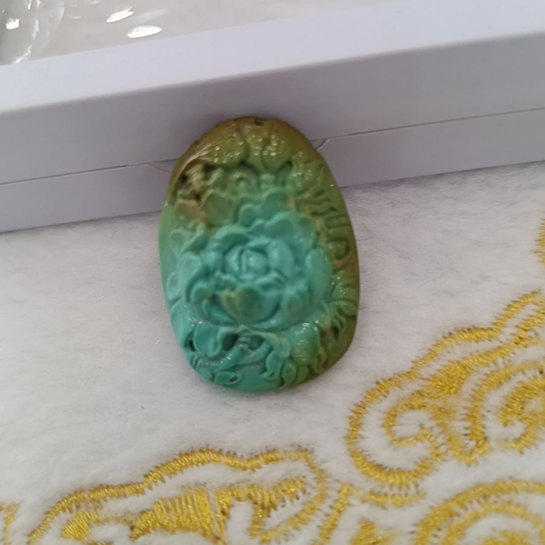 湖北原矿高瓷绿松石雕刻件吊坠