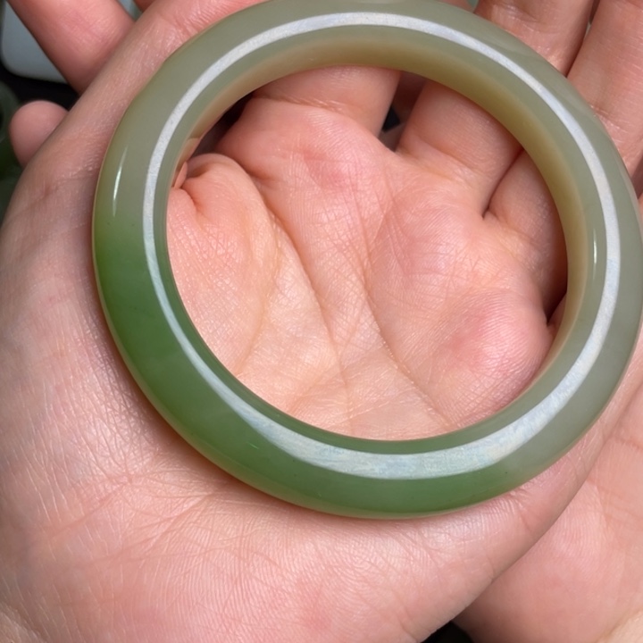 和田玉手镯未镶嵌于*?