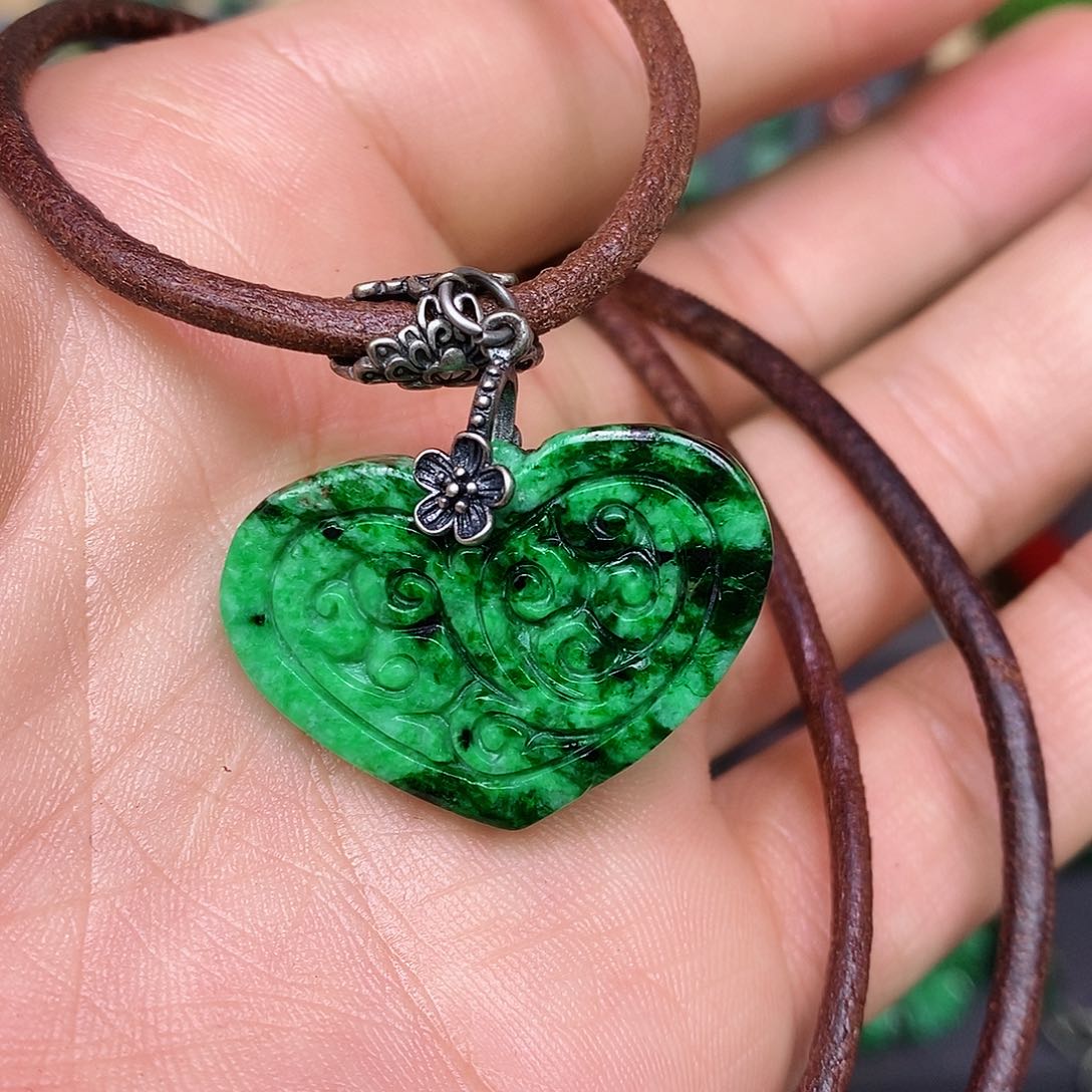 翡翠颈饰未镶嵌虎*漂亮美眉