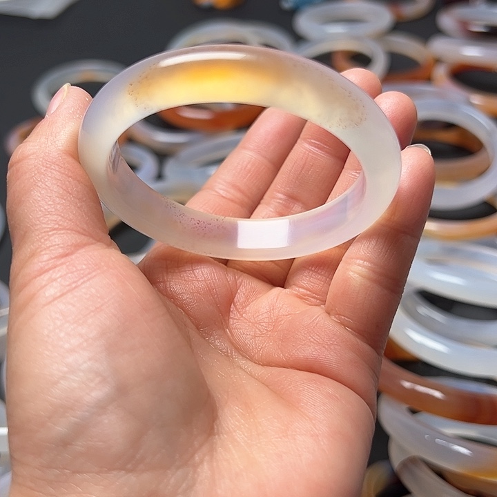 玛瑙/玉髓手镯未镶嵌晚*