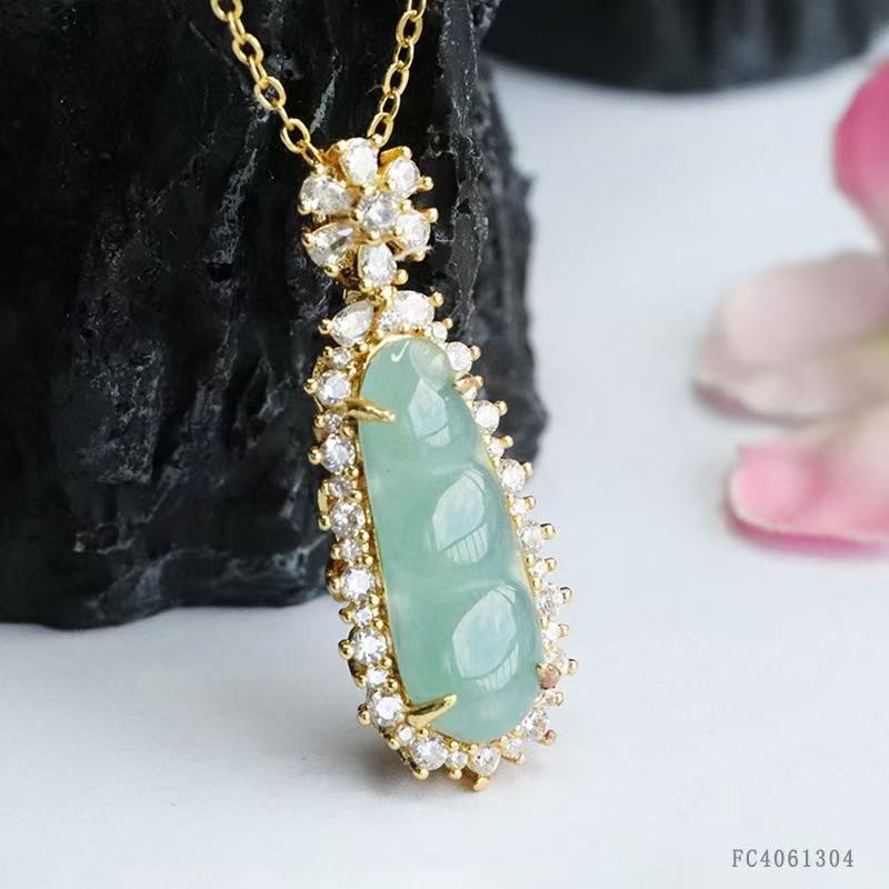 天然A货翡翠冰种四季豆吊坠