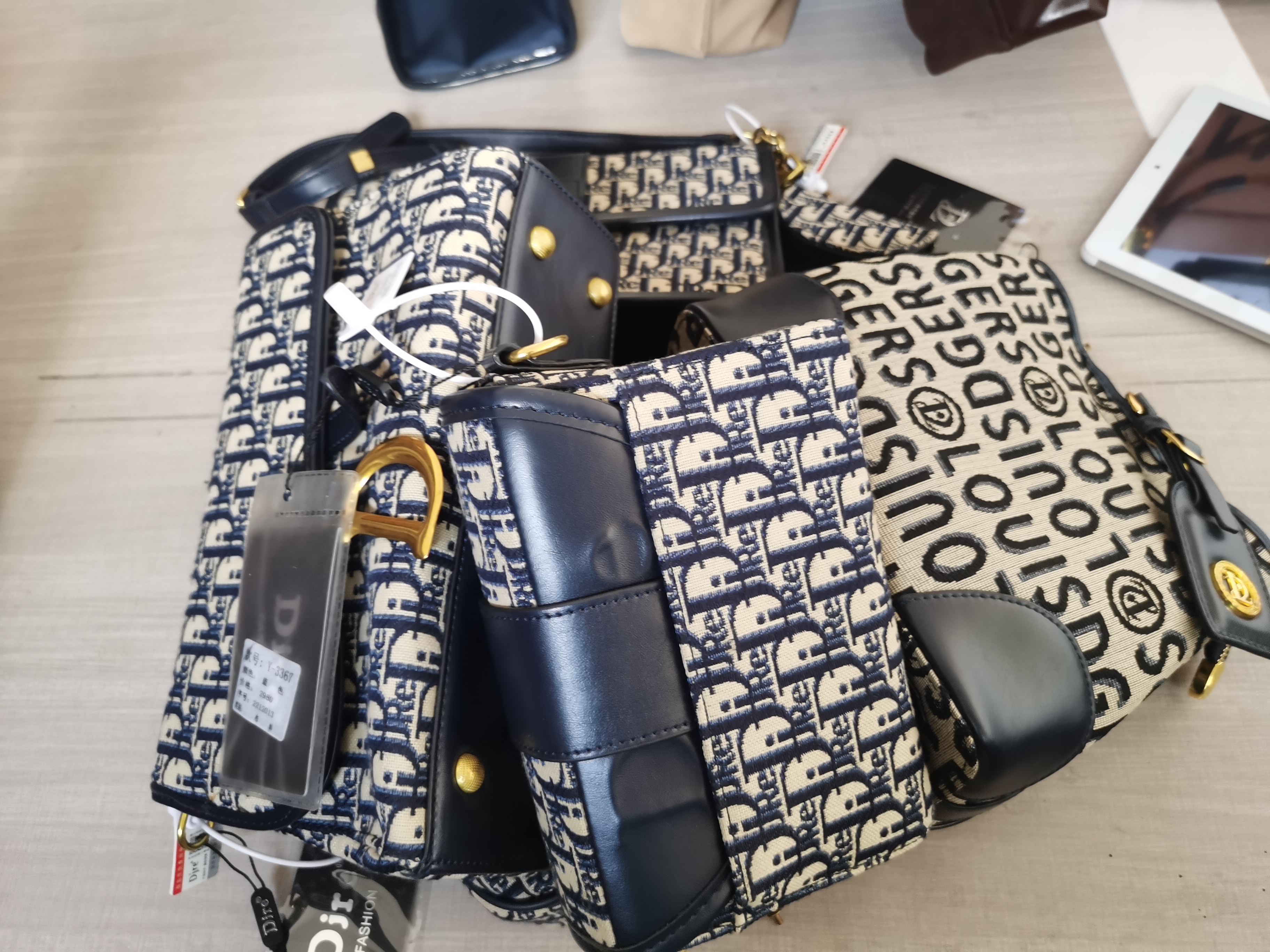 水桶包潮流斜跨斜挎包便携式链条包方形女士民族风