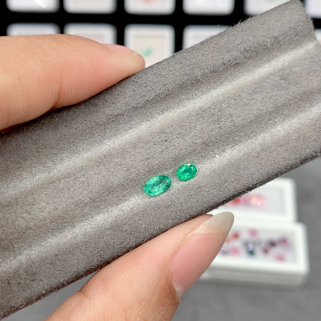 裸石未镶嵌祖母绿2颗