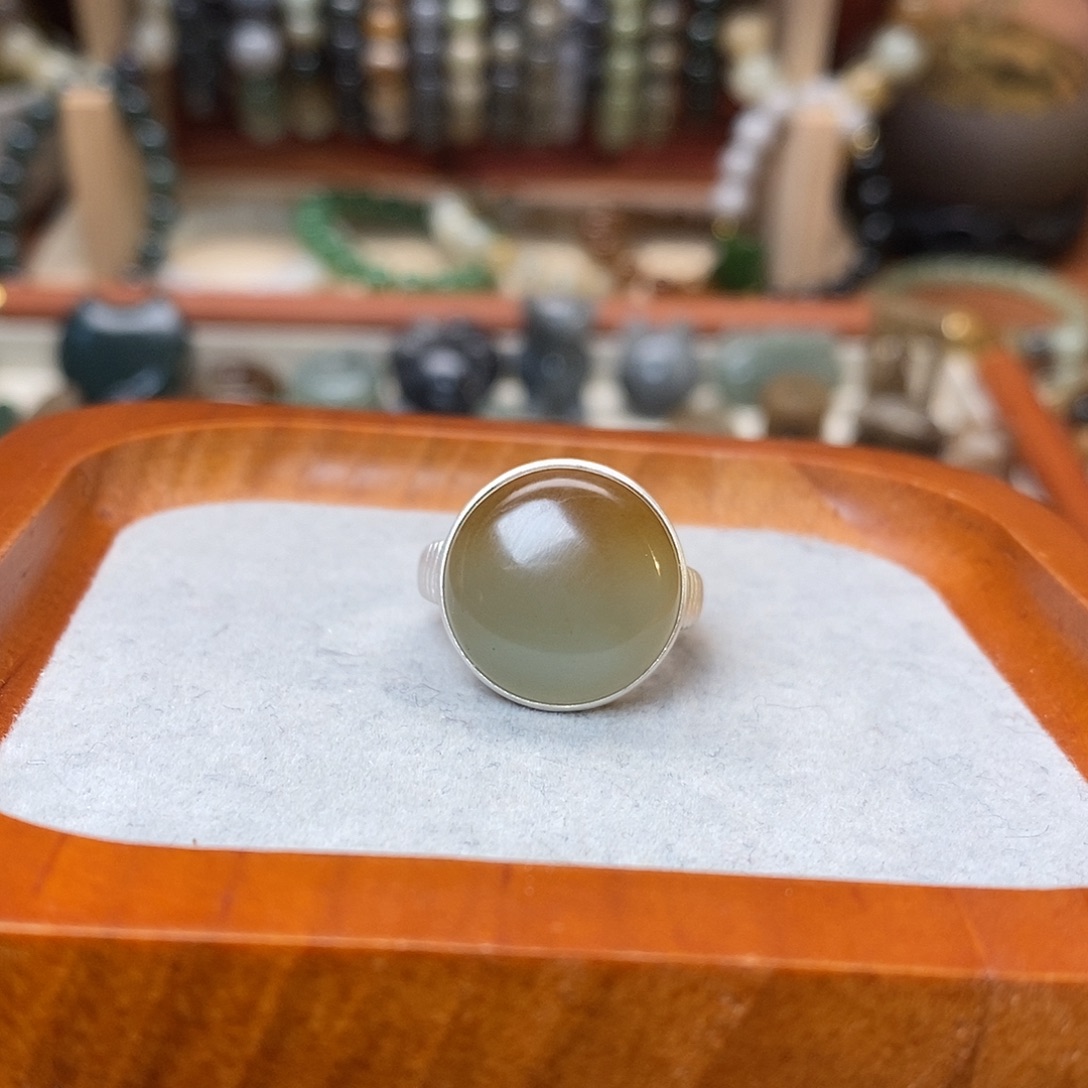 蕊***和田玉（糖玉）未镶嵌颈饰