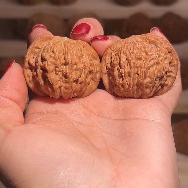 文玩核桃吊坠山地红皮磨盘40