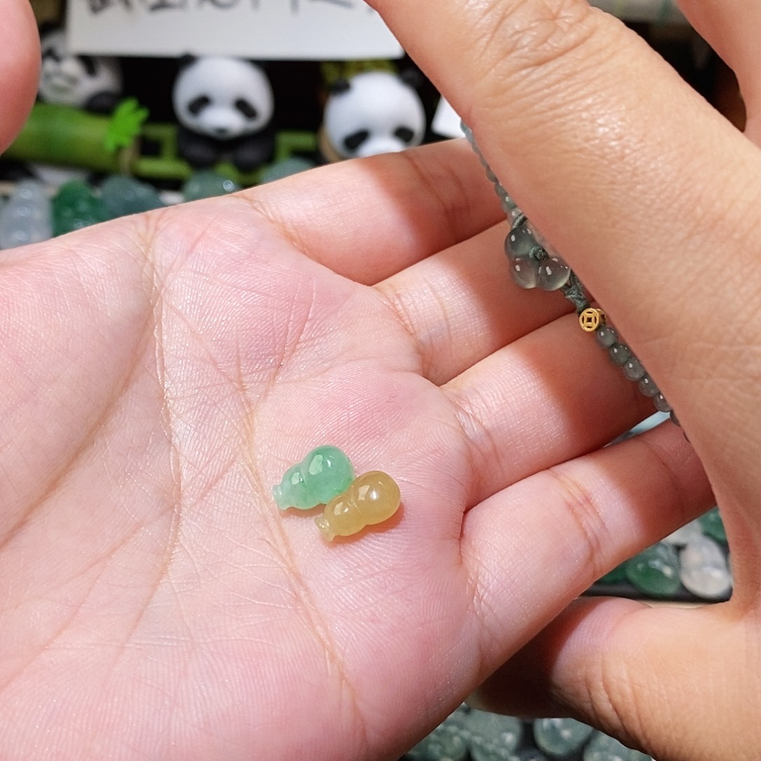 麦****翡翠未镶嵌颈饰葫芦通孔