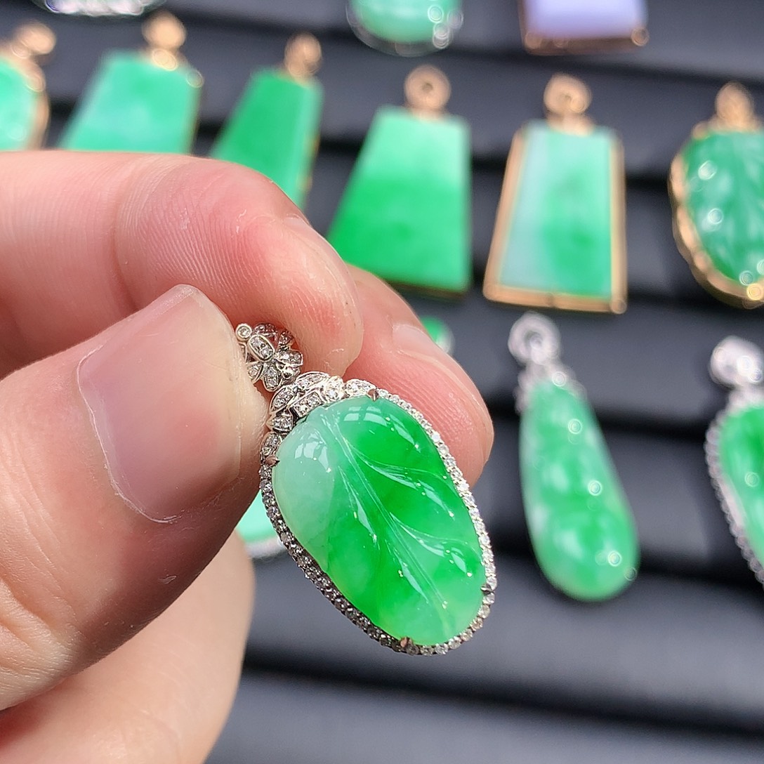 颈饰18K金镶嵌翡翠