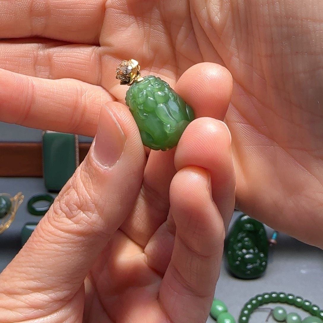 18K金镶嵌和田玉挂件