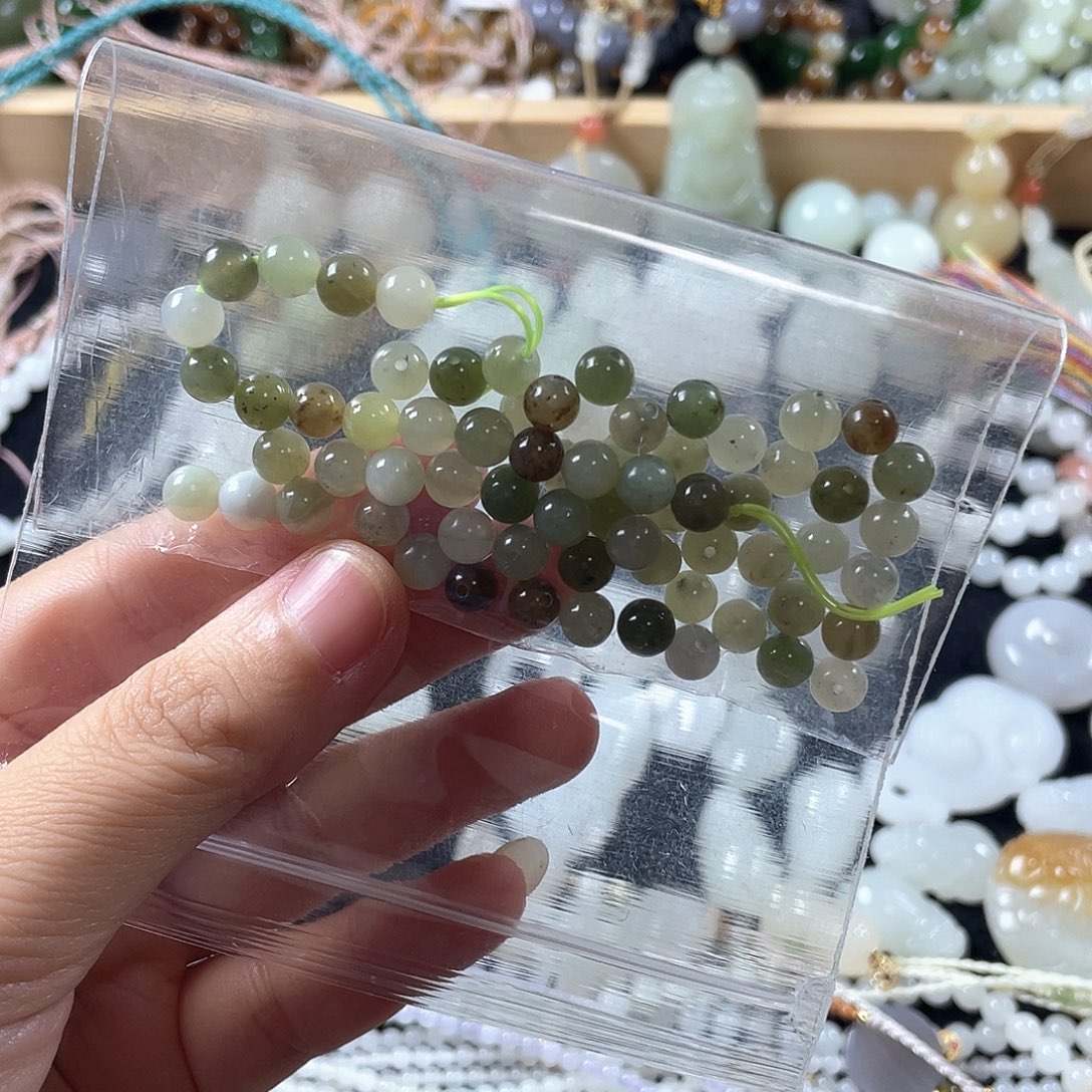 郭***儿和田玉未镶嵌颈饰