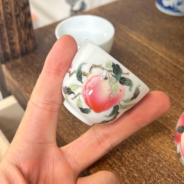 景德镇【超顶粉彩】画工国风单桃葫芦杯