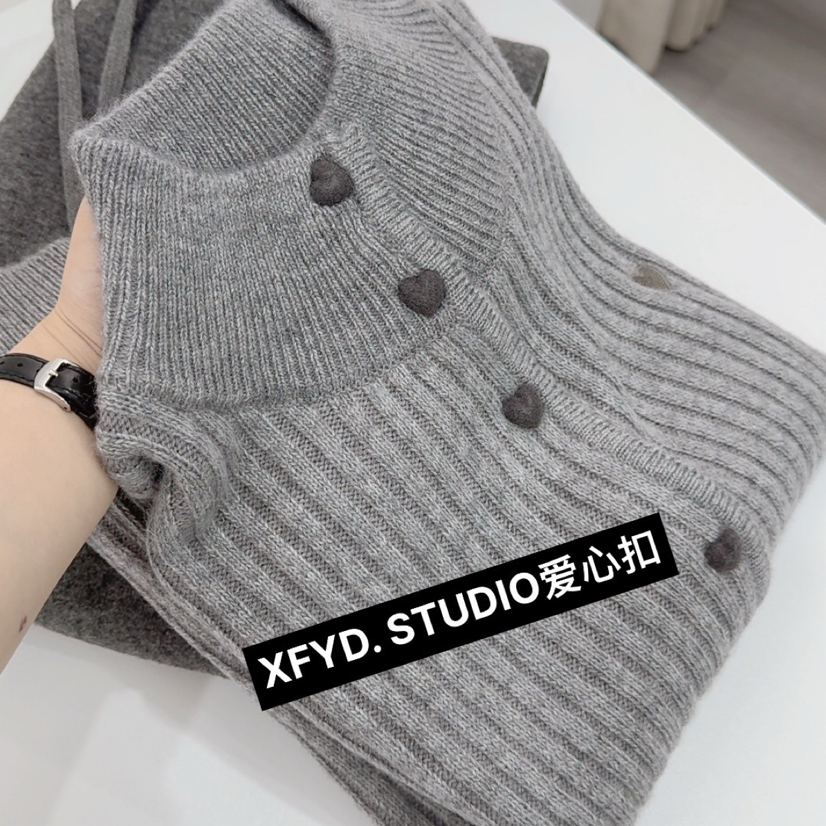 小朵家   ins穿搭# 爱心扣 韩系烟灰半领坑条爱心刺绣针织毛衣