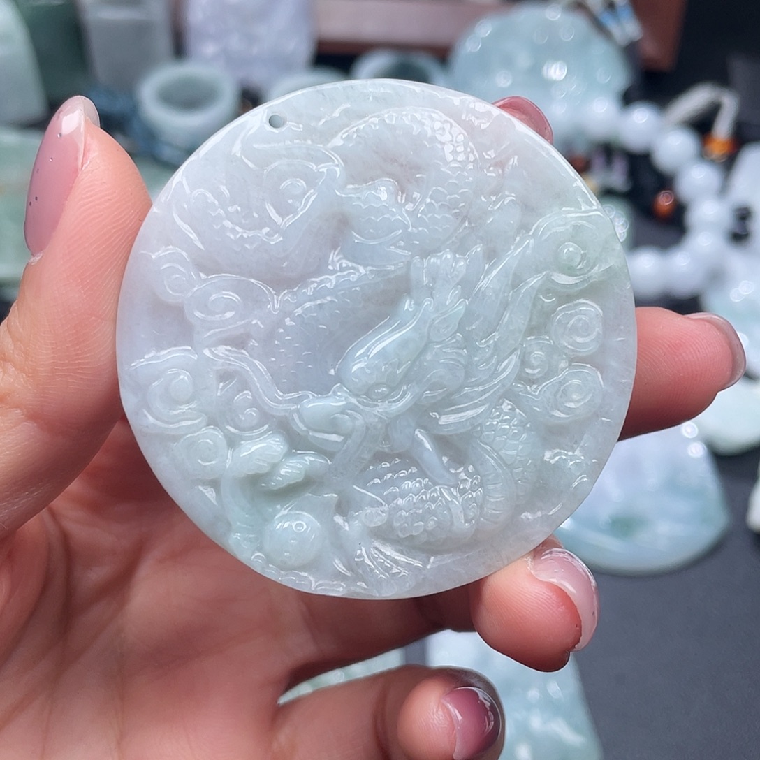 鱼***底翡翠未镶嵌颈饰翡翠