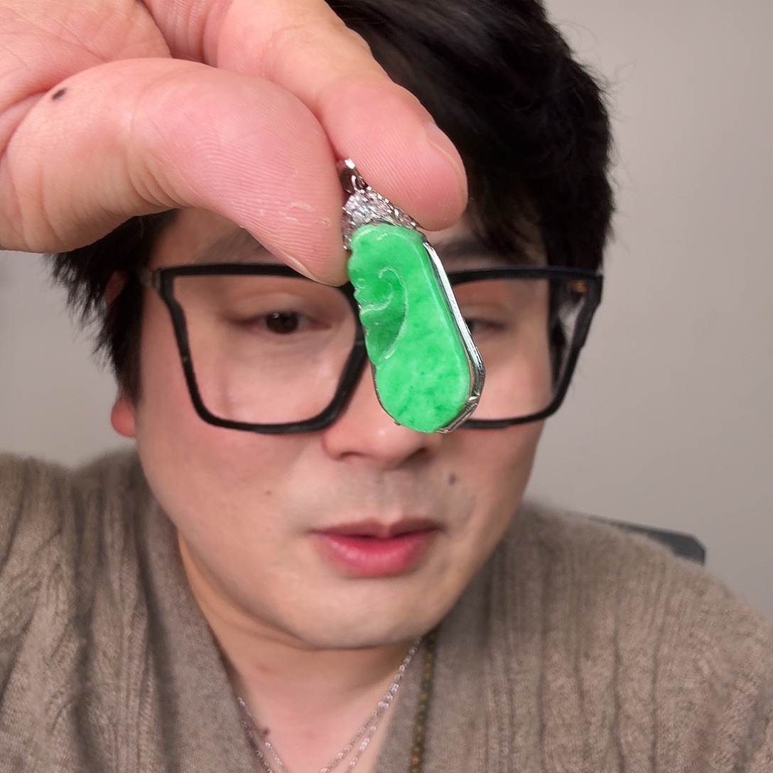 翡翠未镶嵌颈饰一件