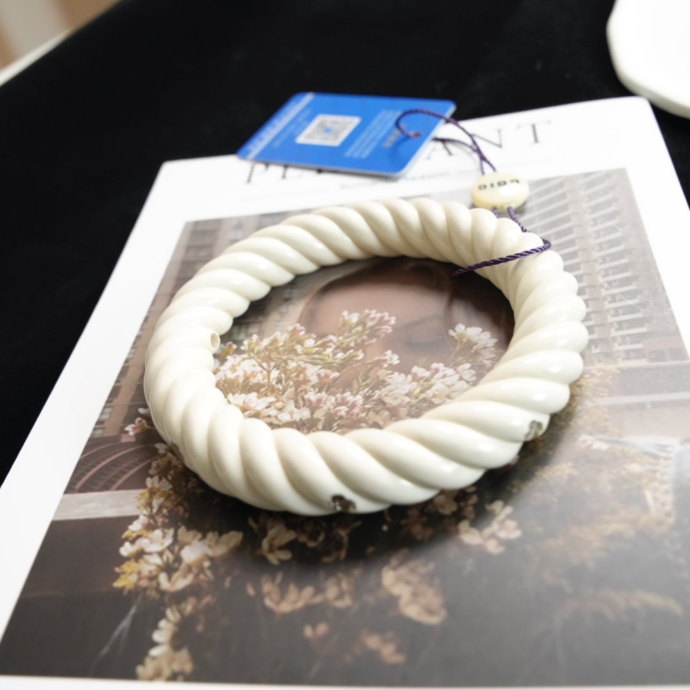 Chanel 白色麻花亚克力手镯