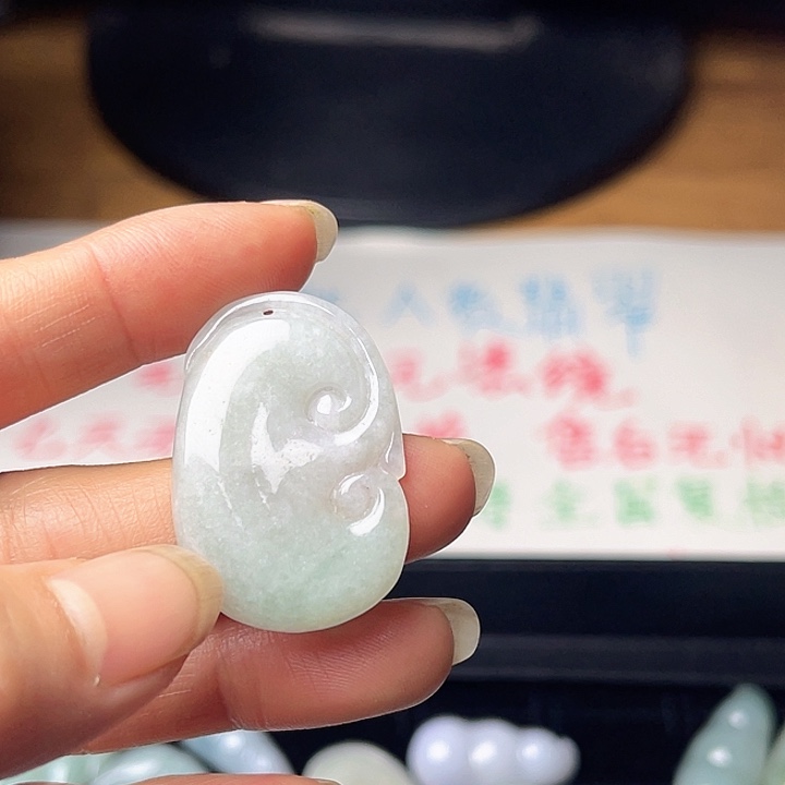 翡翠未镶嵌颈饰如意