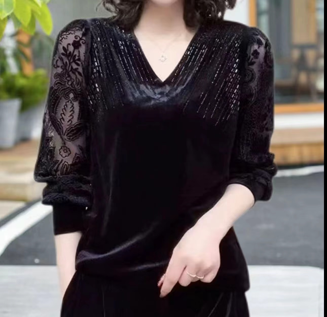 气质常规款秋冬拼接长袖T恤镂空时尚高端烫钻V领蕾丝金丝绒女大码