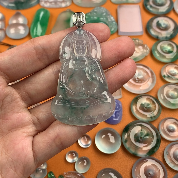 翡翠挂件未镶嵌…..