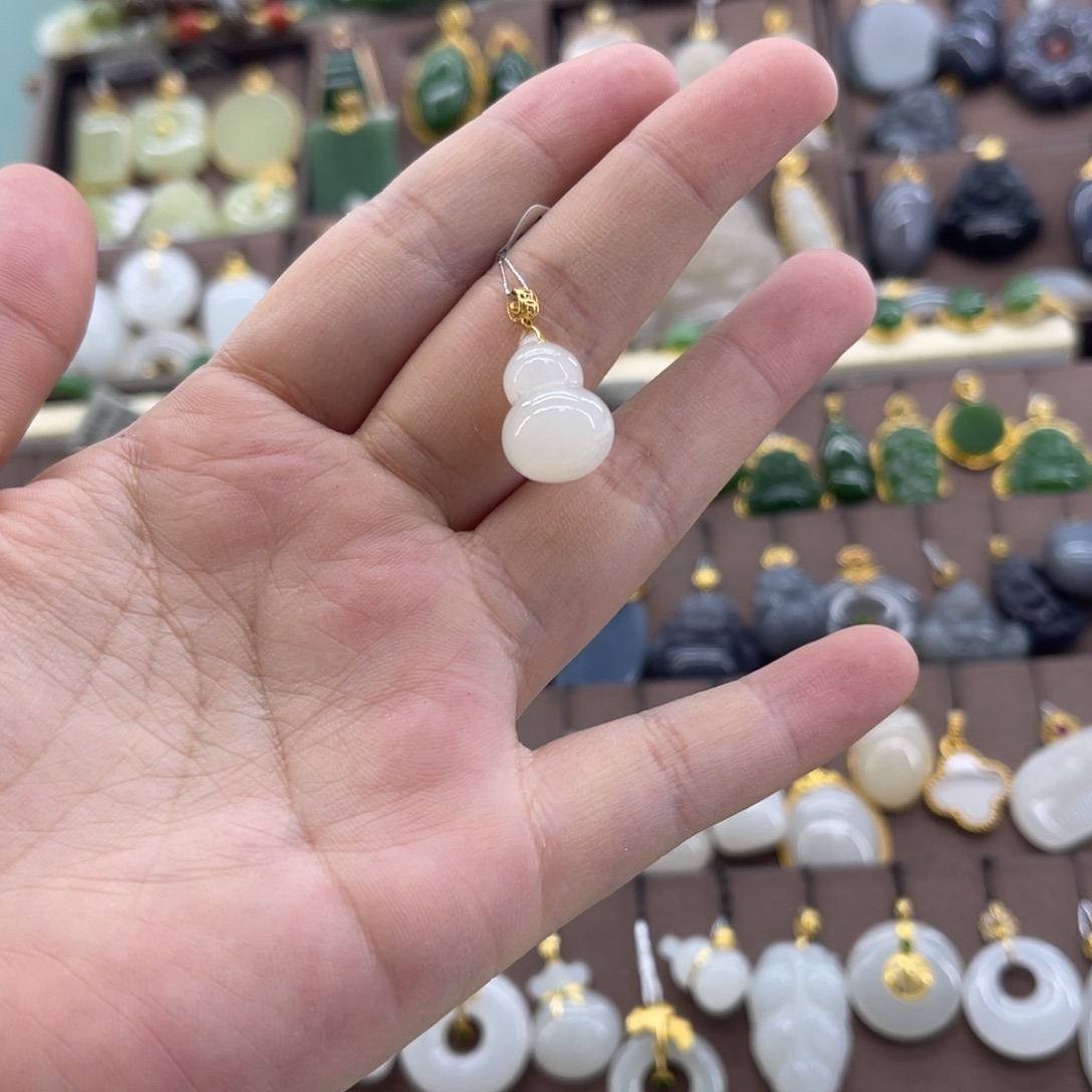 和田玉18K金镶嵌吊坠(赠链)