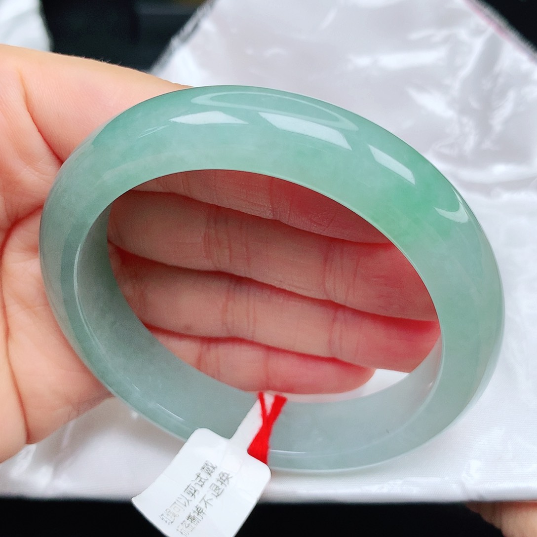 翡翠手镯未镶嵌L*f。