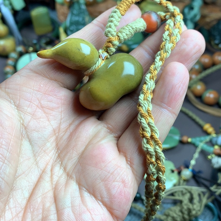 吊坠(赠链)未镶嵌岫岩河磨玉（透闪石质玉）卡***拉