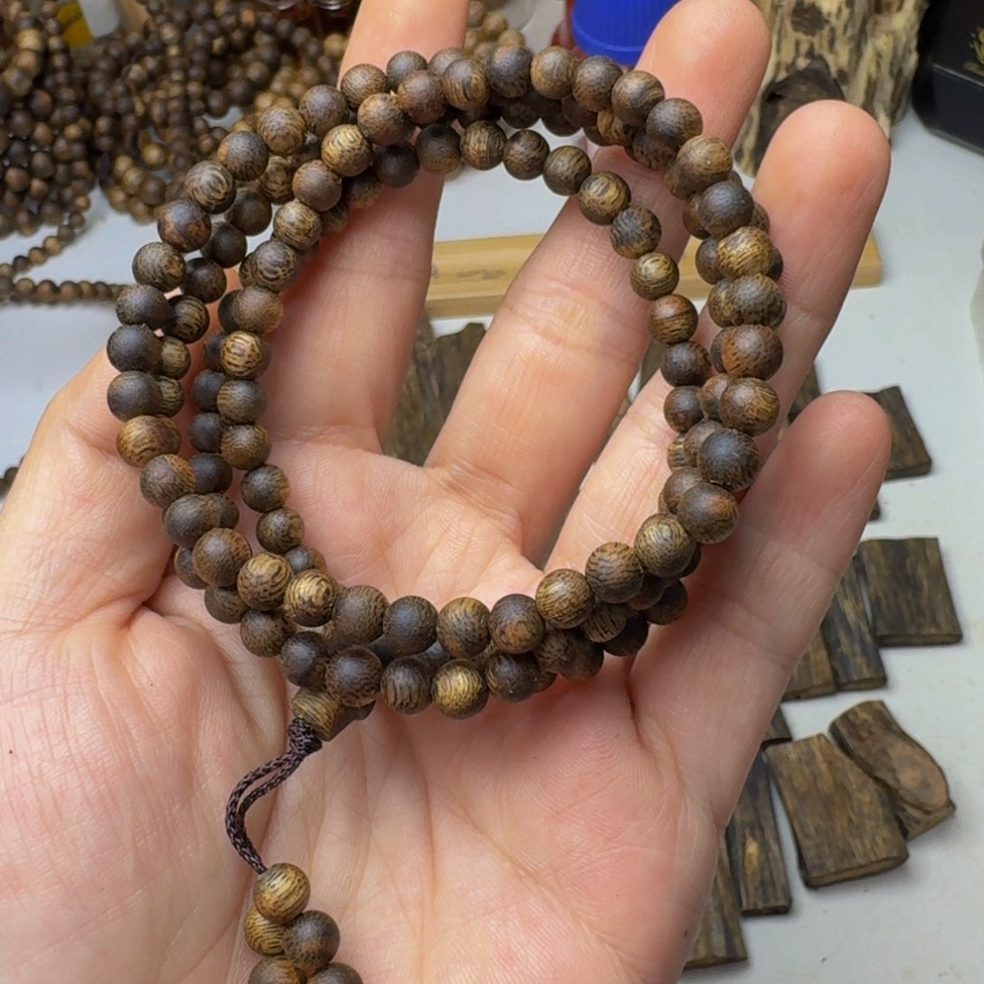 v***7沉香碎屑沉香黑棋99沉0.5，10.9克