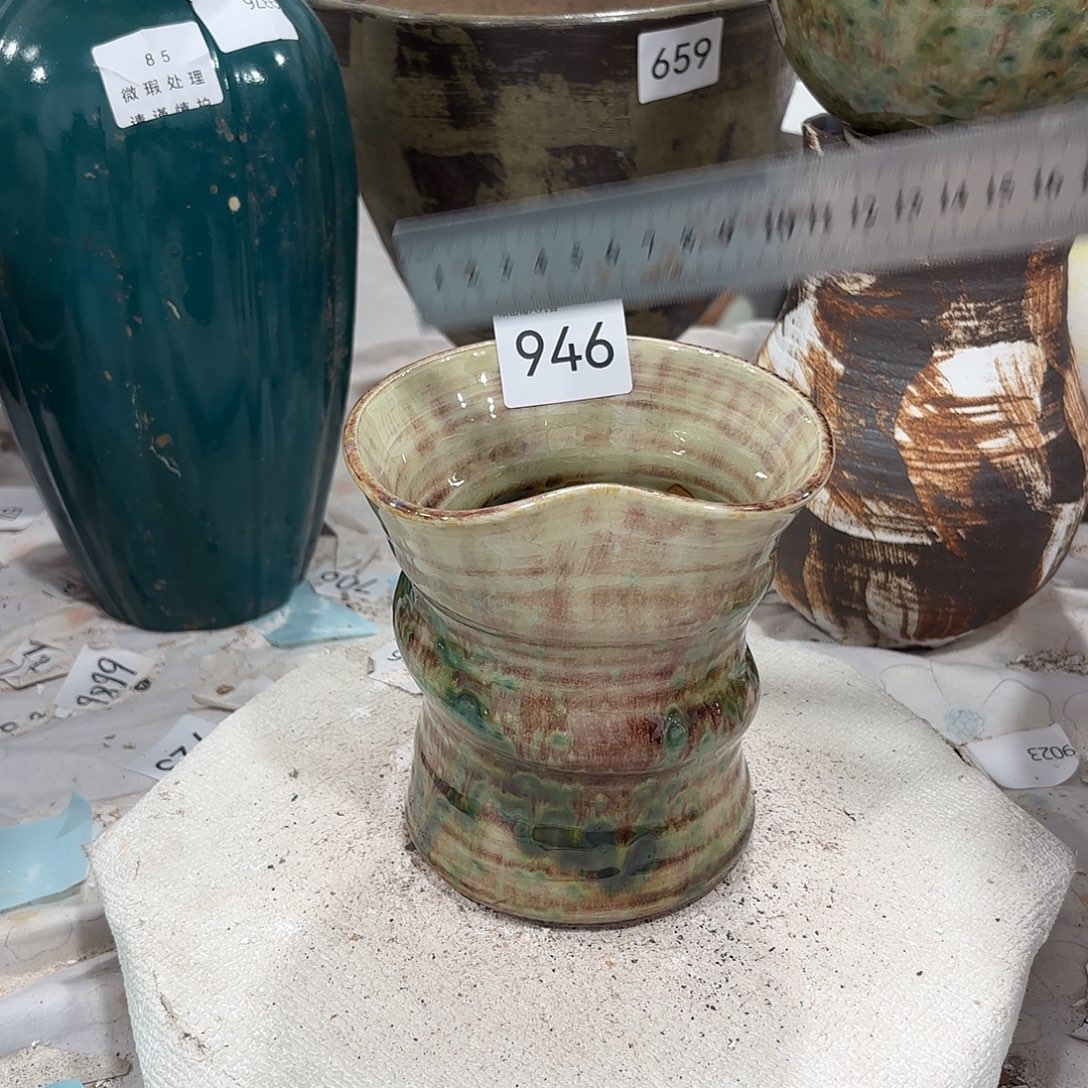 摆件高13，口11，有孔946