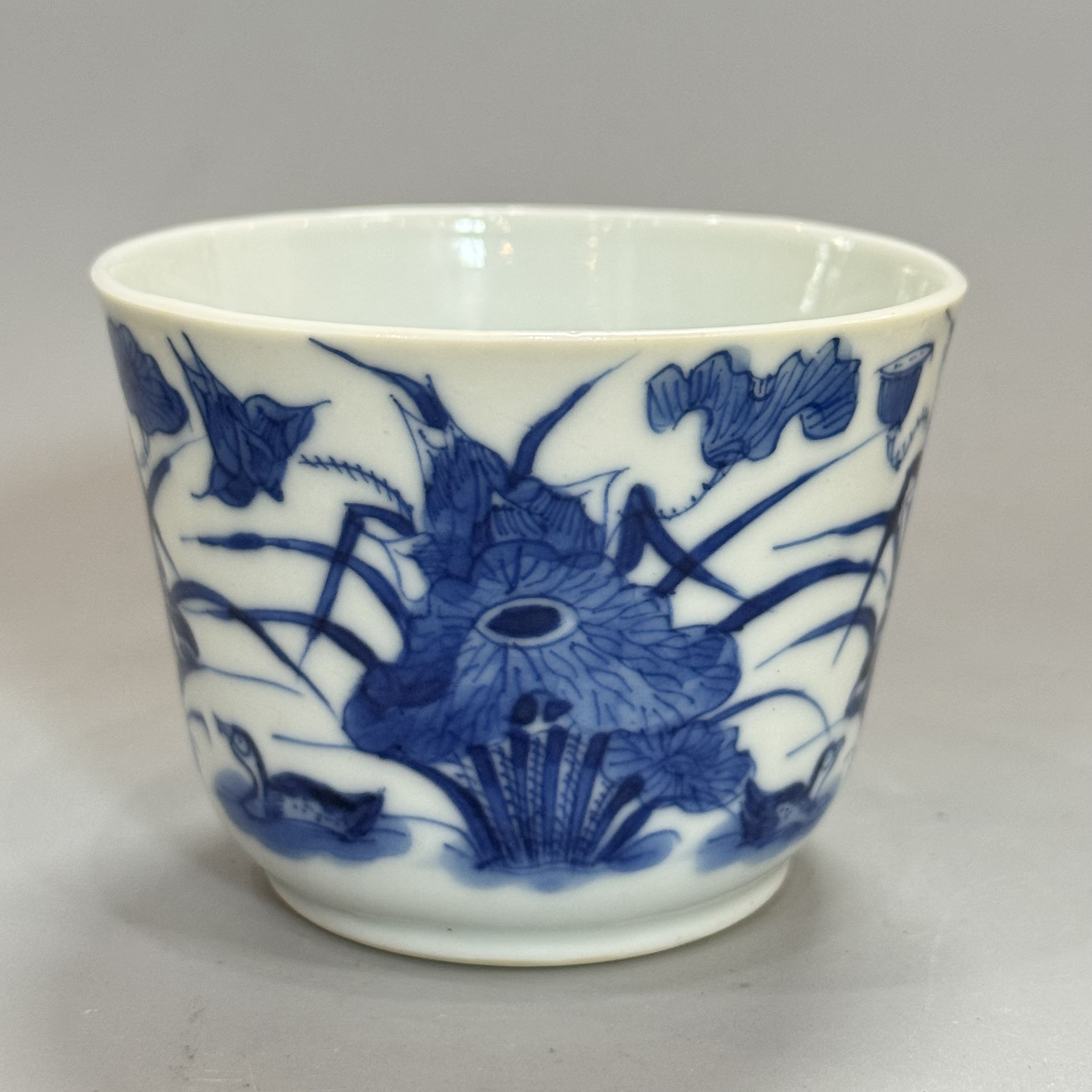 青花鸳鸯莲池满池娇纹杯  口径7.3