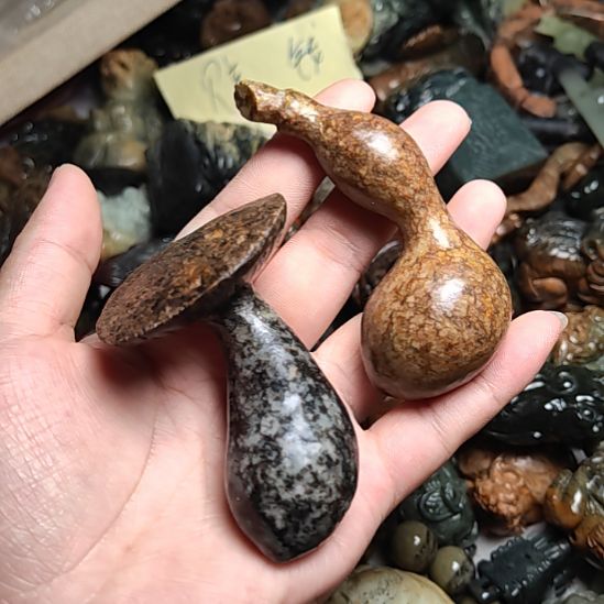未镶嵌岫岩河磨玉（透闪石质玉）挂件
