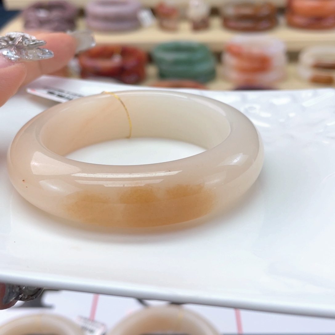 温***馨石英岩玉手镯未镶嵌