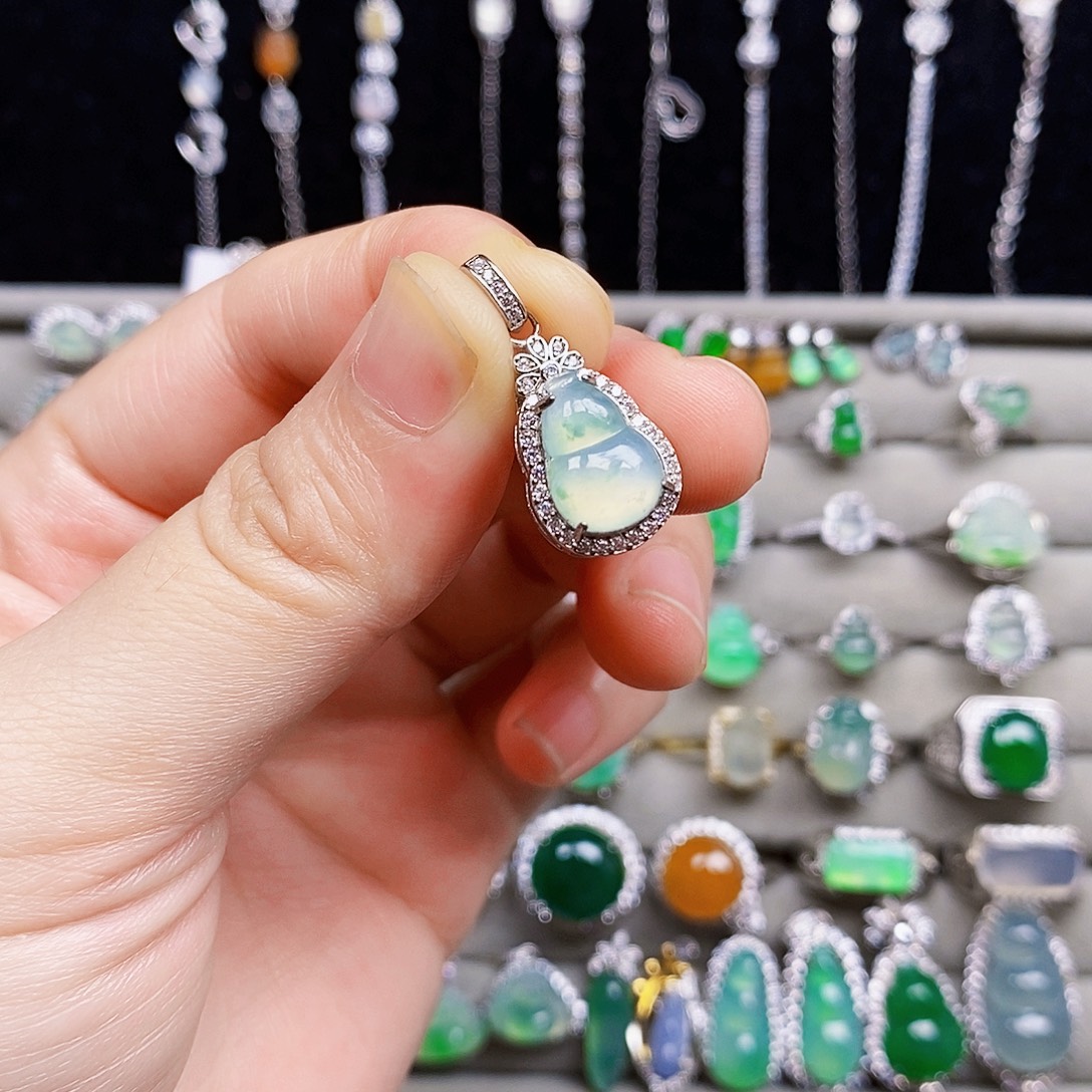 颈饰银S925镶嵌翡翠葫芦