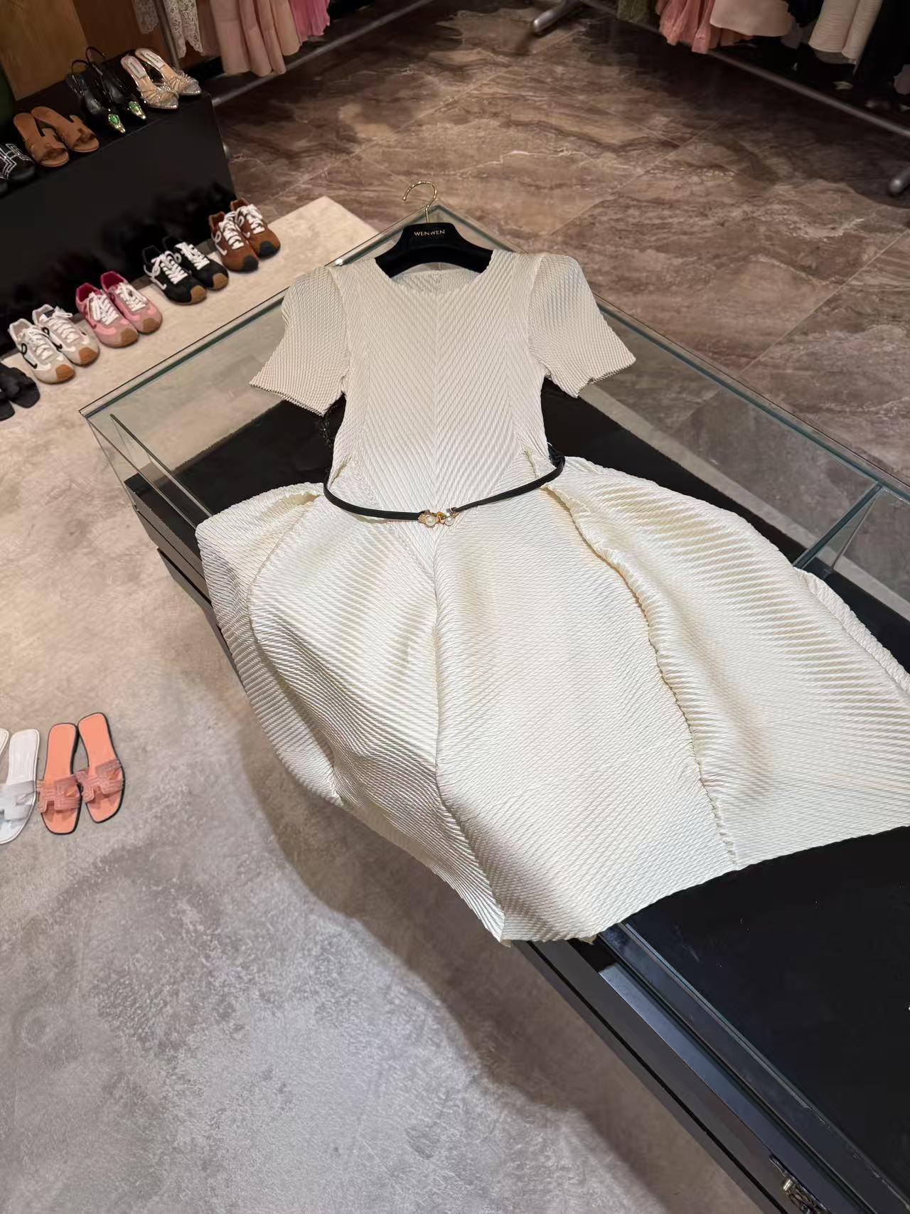 WW2025新款女士米杏色压褶气质显瘦连衣裙W201228