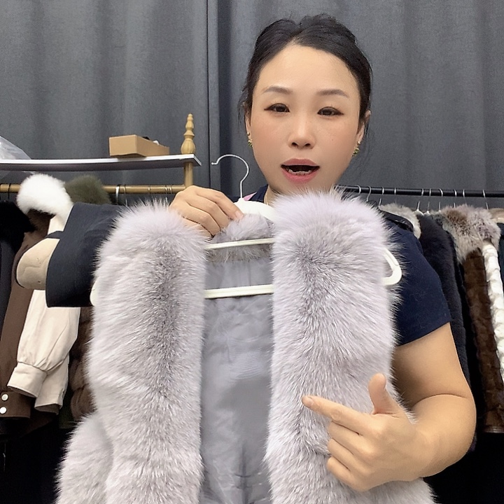 浅灰色马甲搭配灰色