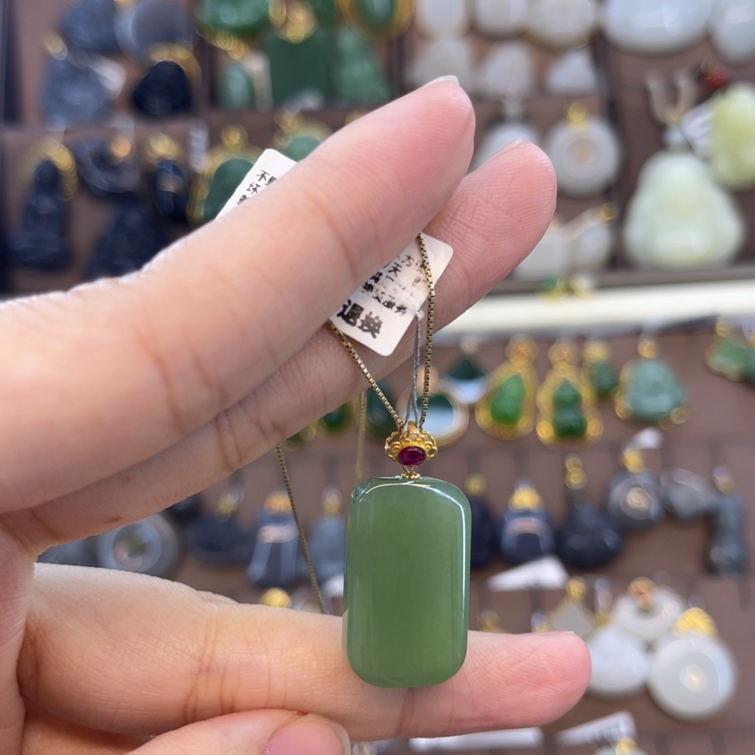 和田玉吊坠18K金镶嵌