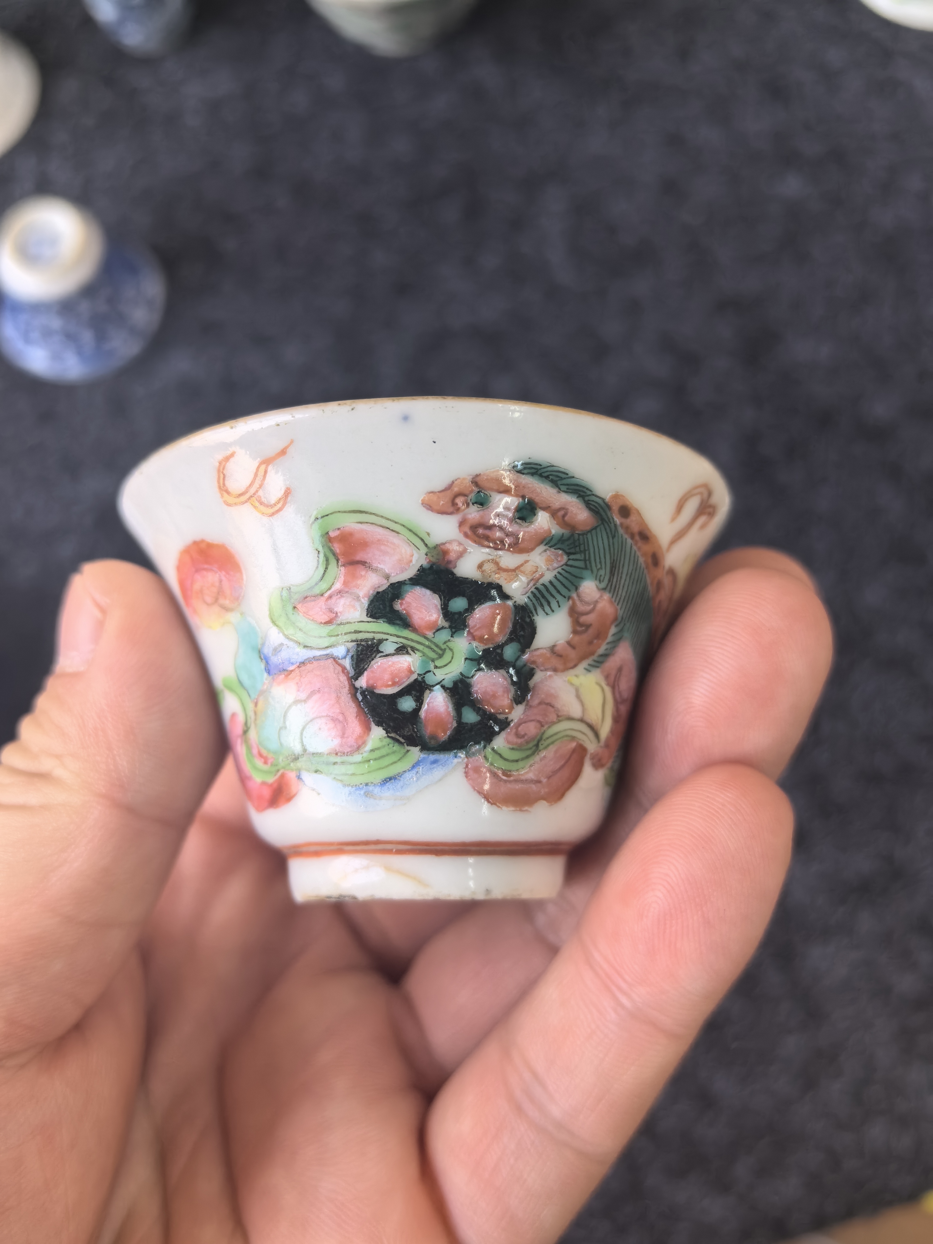 仿古瓷 粉彩狮子滚绣球纹铃铛杯