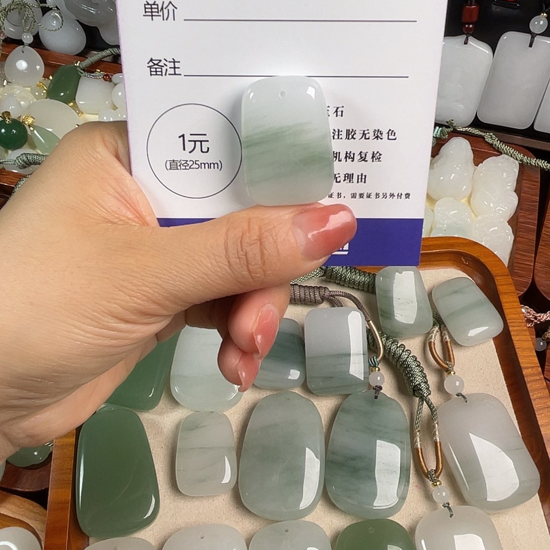 ****见石英质玉未镶嵌颈饰