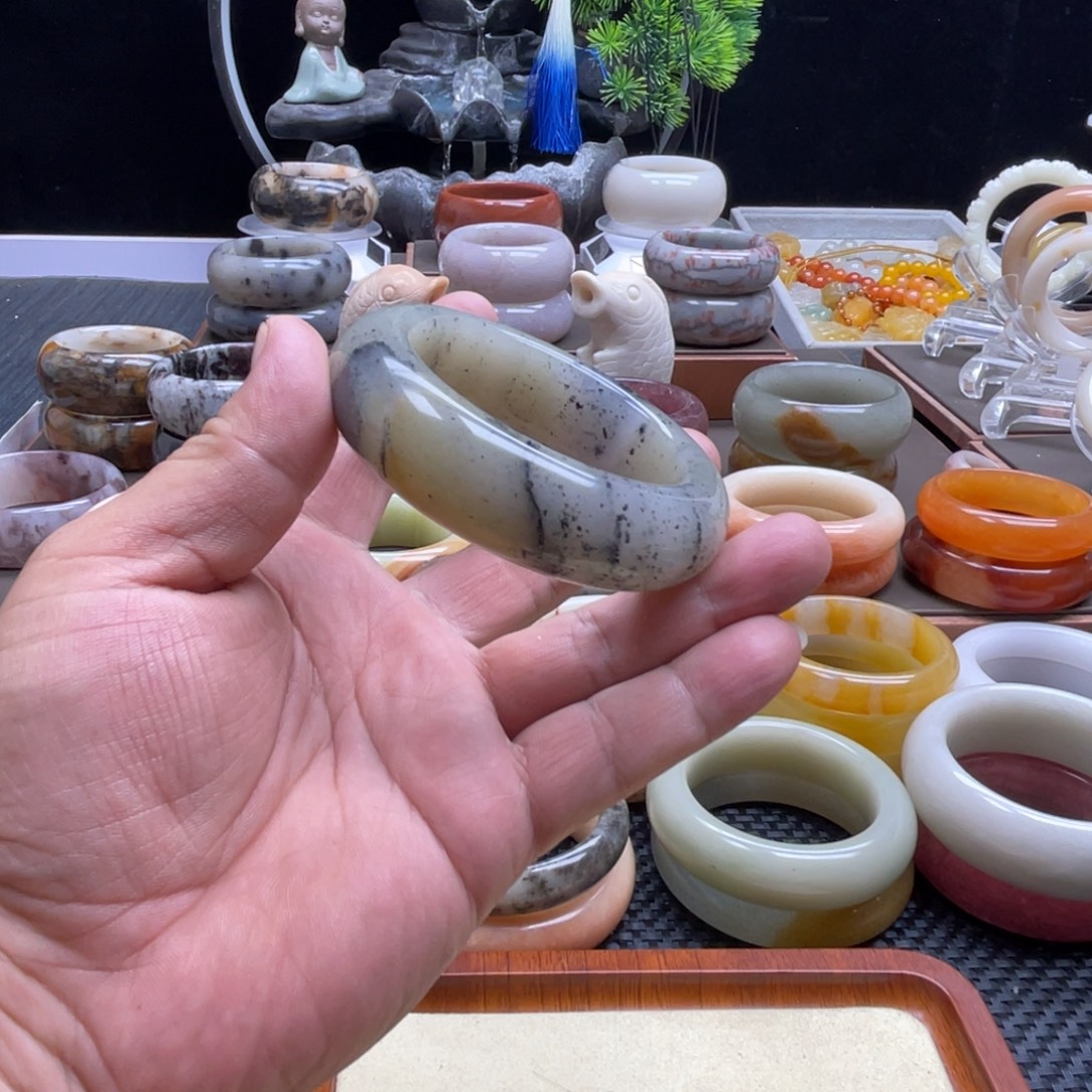 未镶嵌手镯石英质玉（佘太翠）