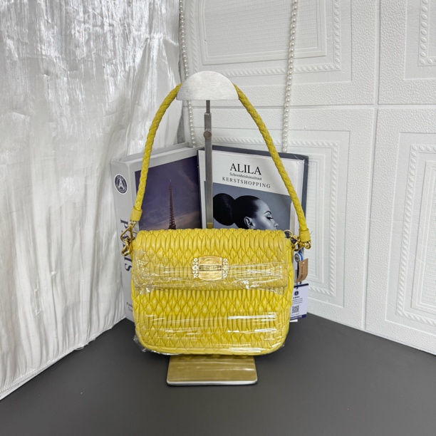 95新 MIU MIU/缪缪 95新 柠檬黄褶皱宝石单肩包