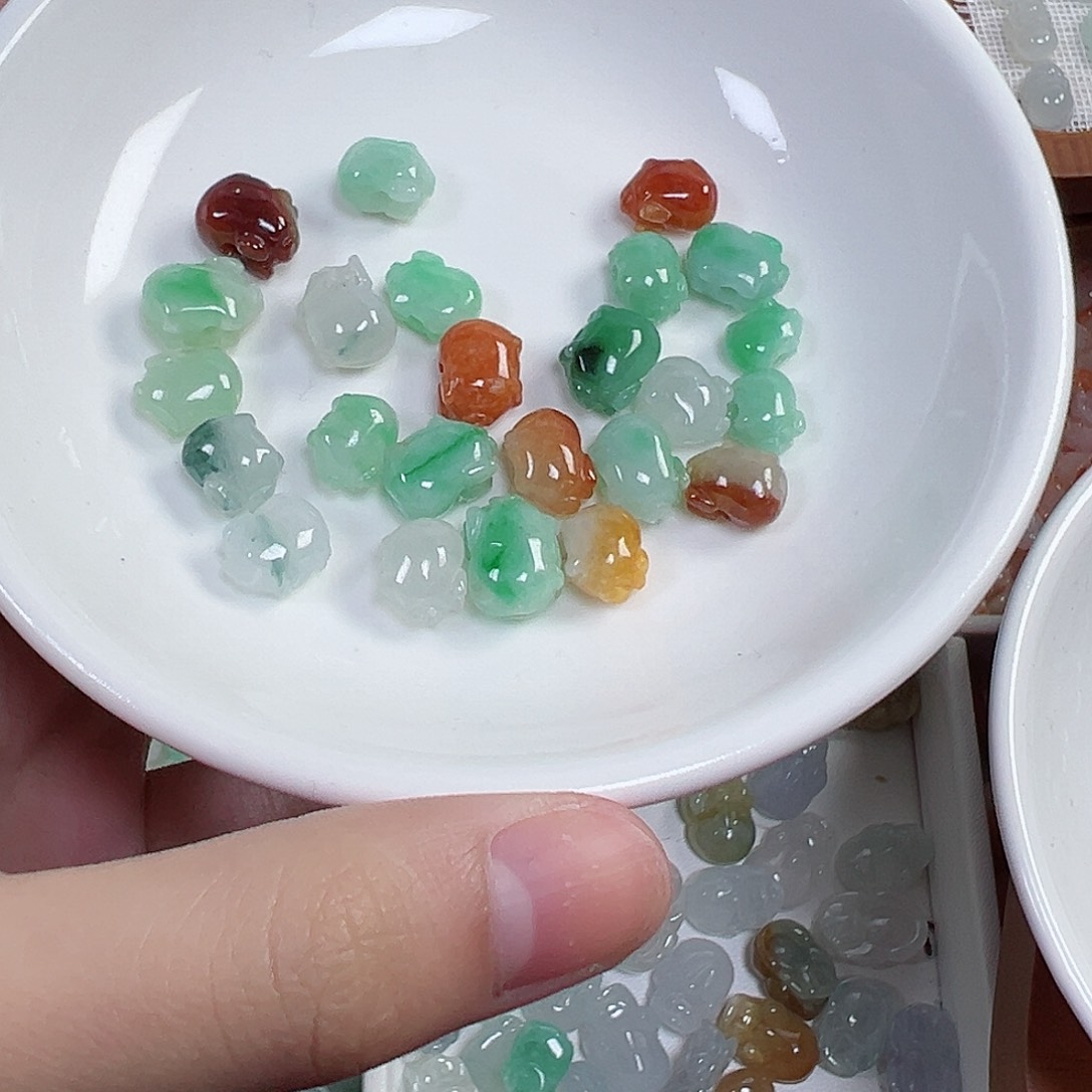 翡翠散珠猪一个，可以挑