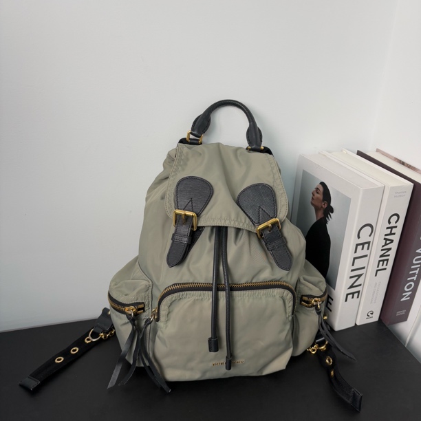 95新 BURBERRY/博柏利 灰绿色双肩包sw