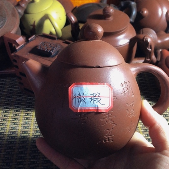 紫砂茶壶原矿泥料手工制作的紫砂壶。
