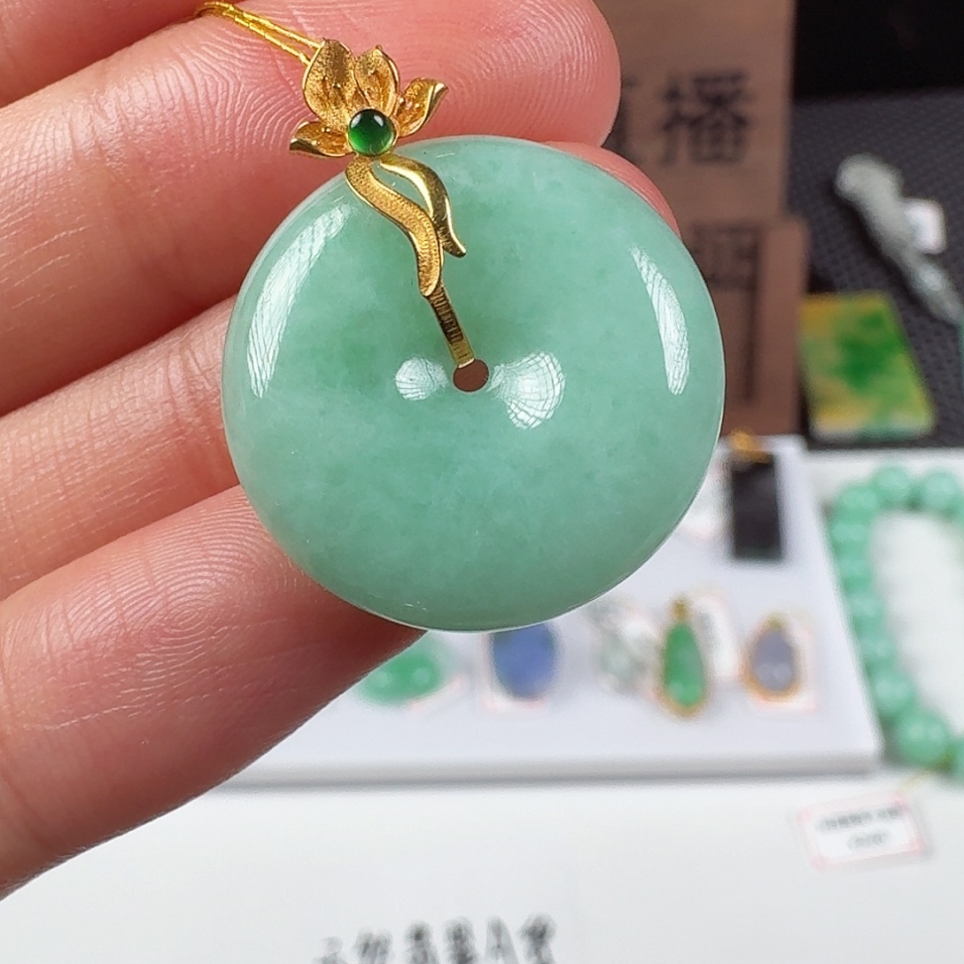 翡翠18K金镶嵌颈饰