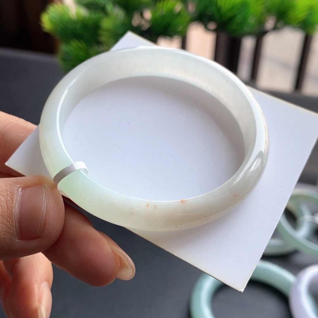 翡翠手镯未镶嵌翡翠