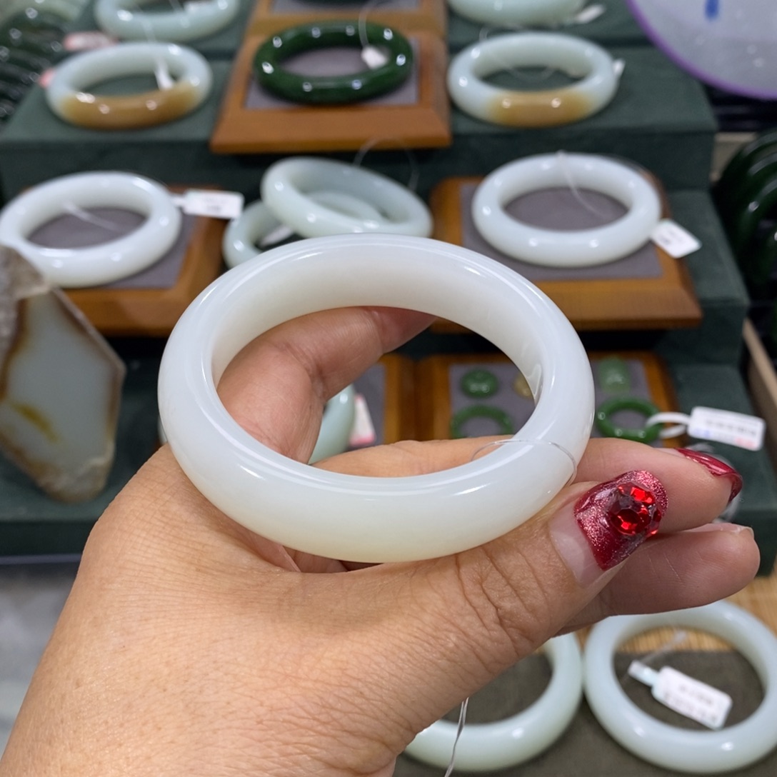 和田玉未镶嵌手镯