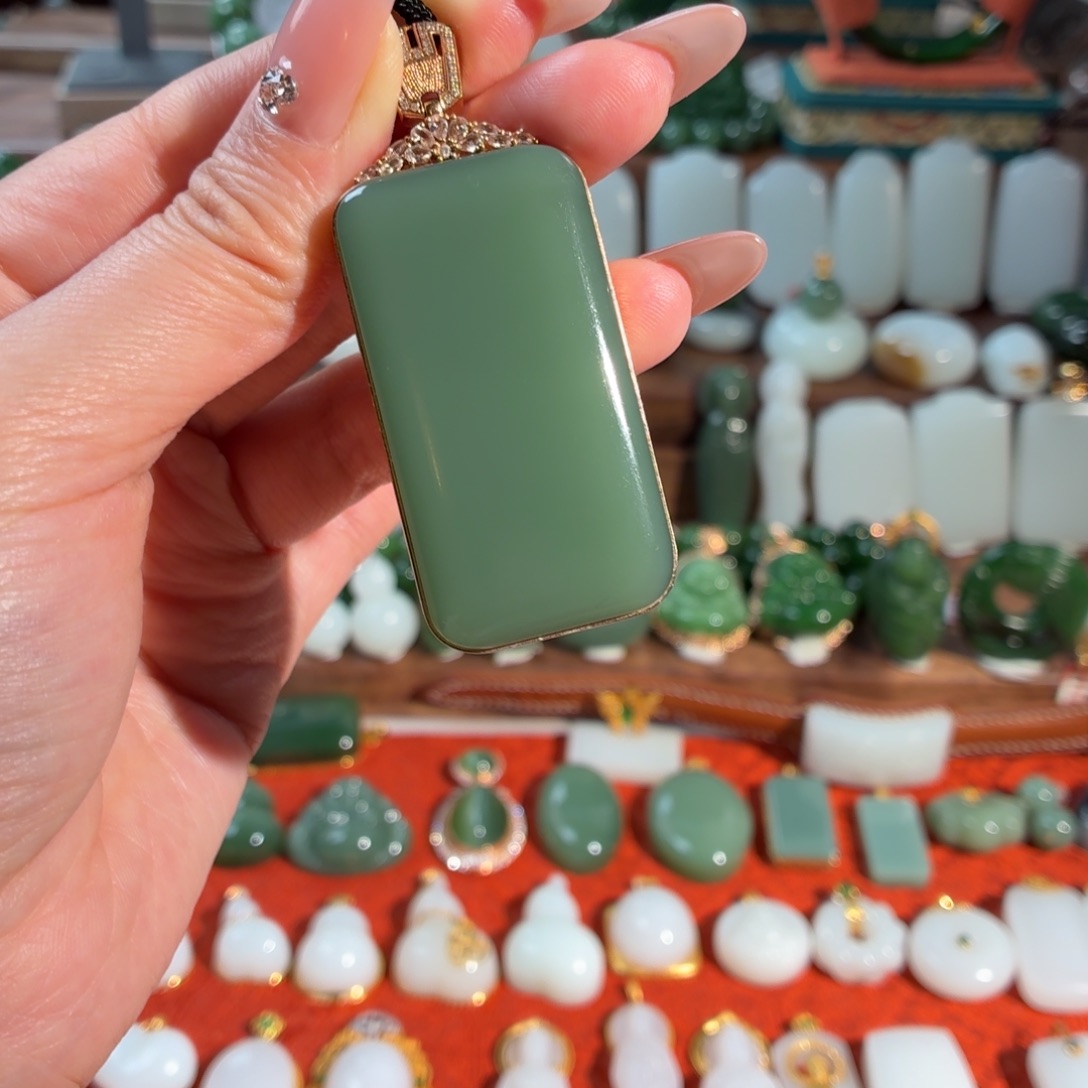 v***n和田玉18K金镶嵌颈饰